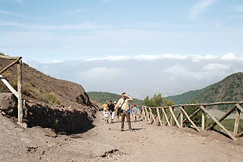 John Westland beklimt de Vesuvius.