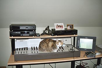 Zoe op het mengpaneel tijdens de uitzending.